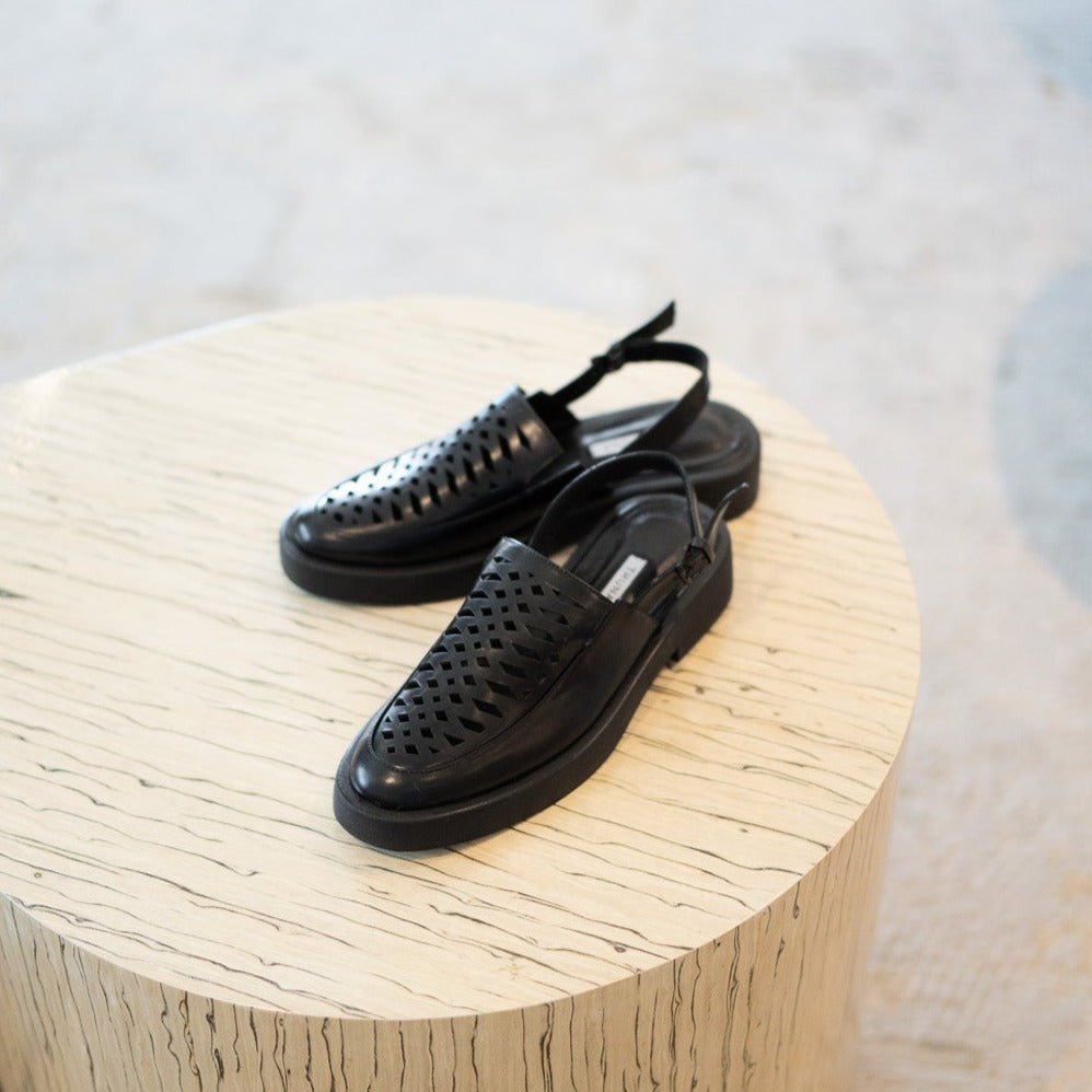 Kyla black sandal - THUNA