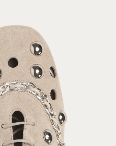 Close-up of a beige shoe with metallic chain detail - THUNA Shoes - Kuwait - Saudi 