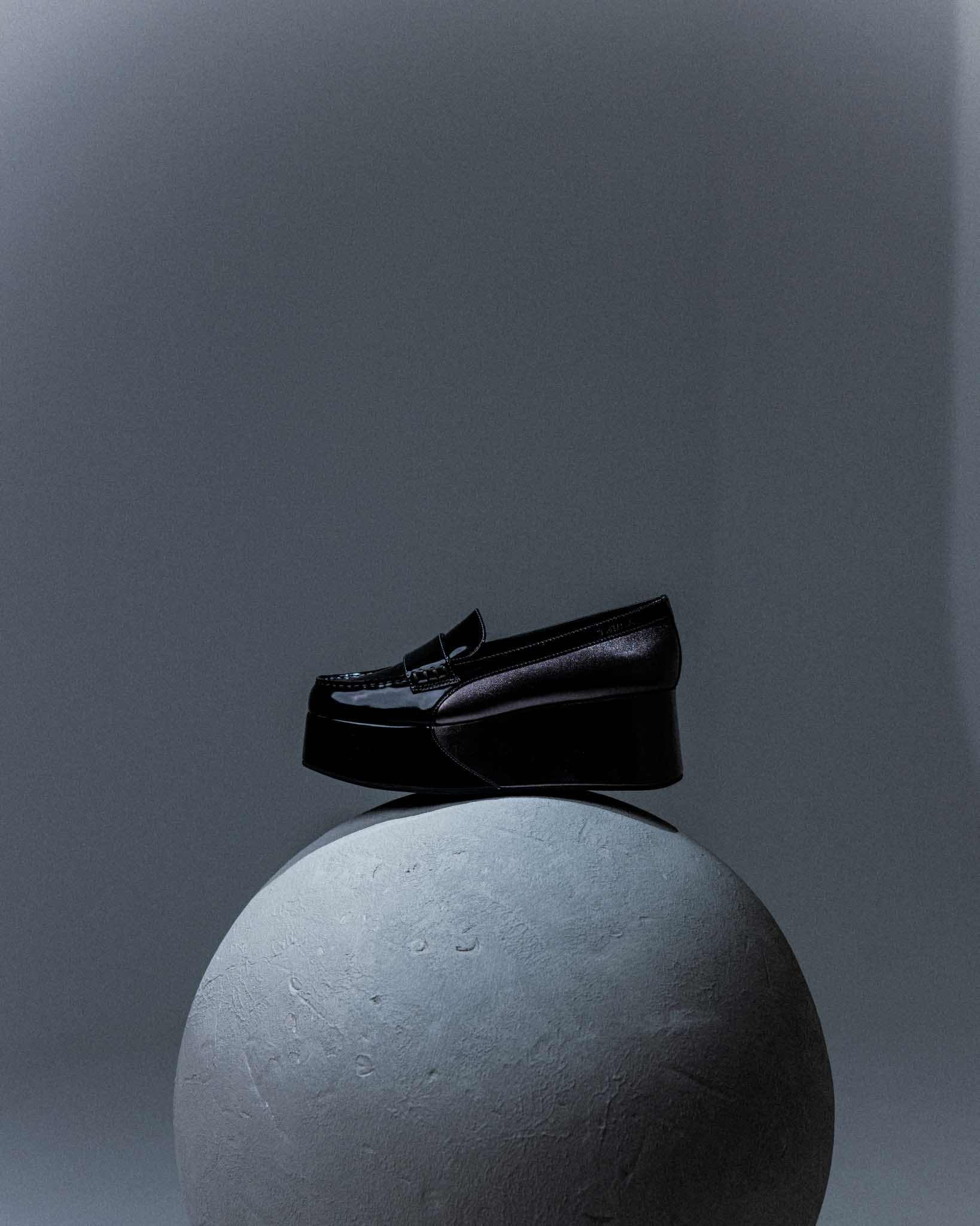 Black and silver platform loafer on a white background - Neve black platform loafer - THUNA Kuwait - KSA- Qatar- UAE