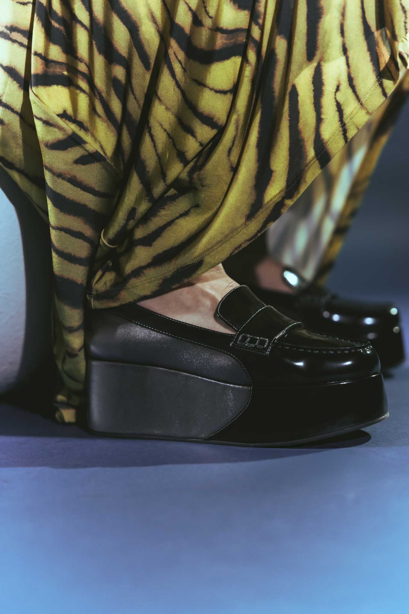Black and silver platform loafer on a white background - Neve black platform loafer - THUNA Kuwait - KSA- Qatar- UAE
